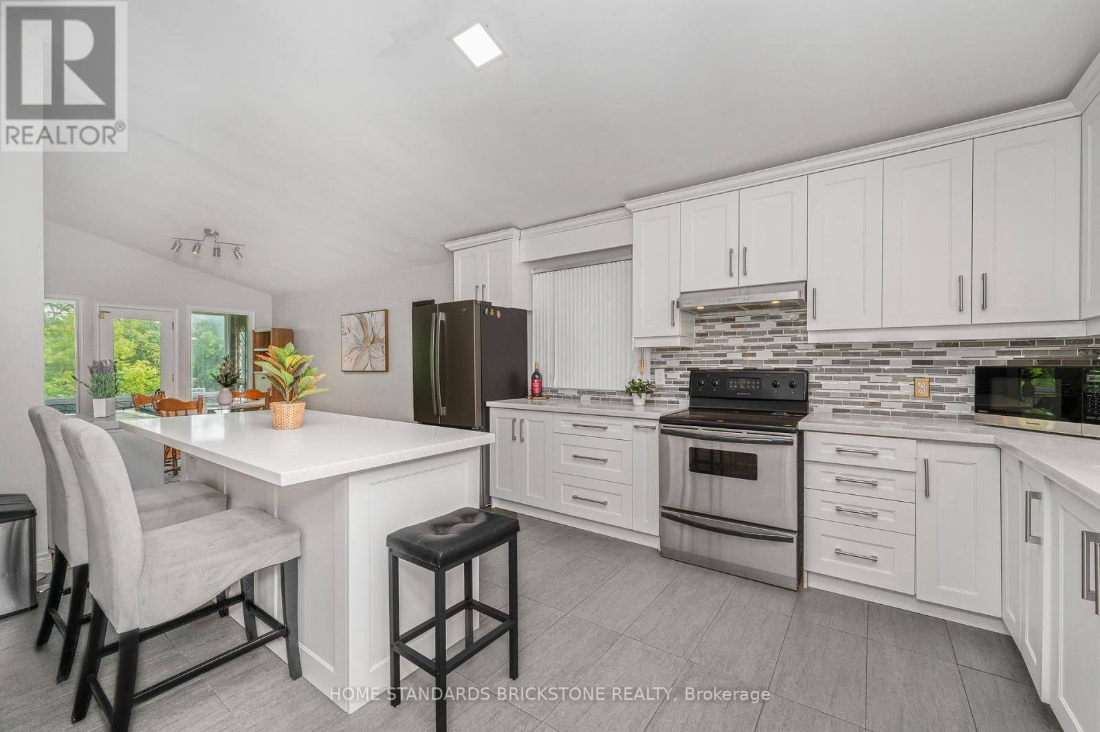 72 Mountain Avenue N, Hamilton, ON - Indoor Photo Showing Kitchen