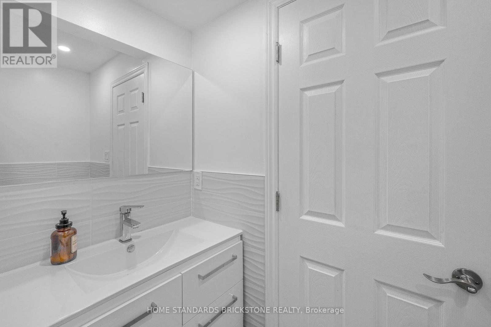 72 Mountain Avenue N, Hamilton, ON - Indoor Photo Showing Bathroom