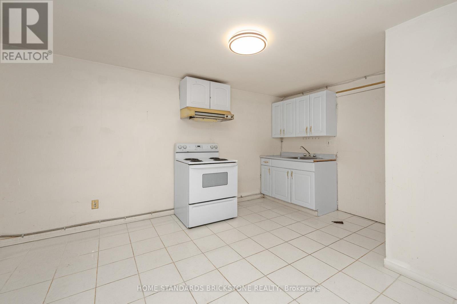 72 Mountain Avenue N, Hamilton, ON - Indoor Photo Showing Kitchen