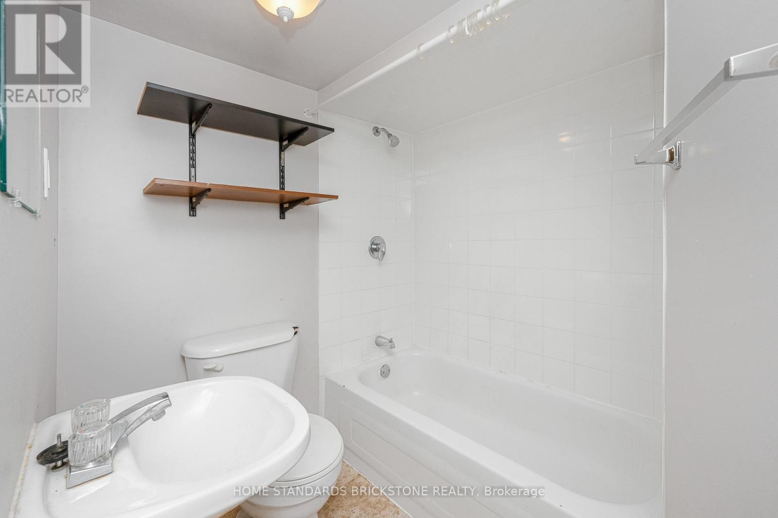 72 Mountain Avenue N, Hamilton, ON - Indoor Photo Showing Bathroom
