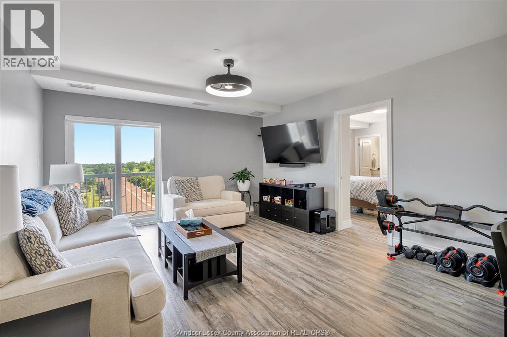 1675 Banwell Road Unit# 705, Windsor, ON - Indoor Photo Showing Living Room With Fireplace