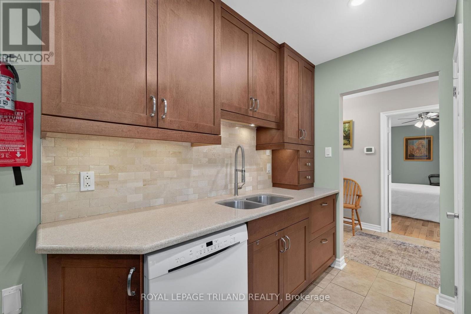 10 Plymouth Avenue, London North (North O), ON - Indoor Photo Showing Kitchen With Double Sink