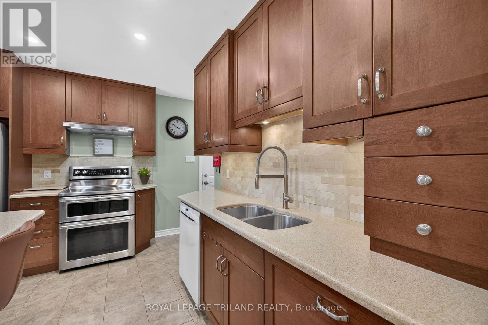 10 Plymouth Avenue, London North (North O), ON - Indoor Photo Showing Kitchen With Double Sink