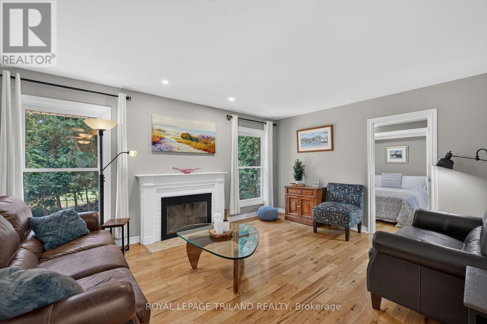 10 Plymouth Avenue, London North (North O), ON - Indoor Photo Showing Living Room With Fireplace