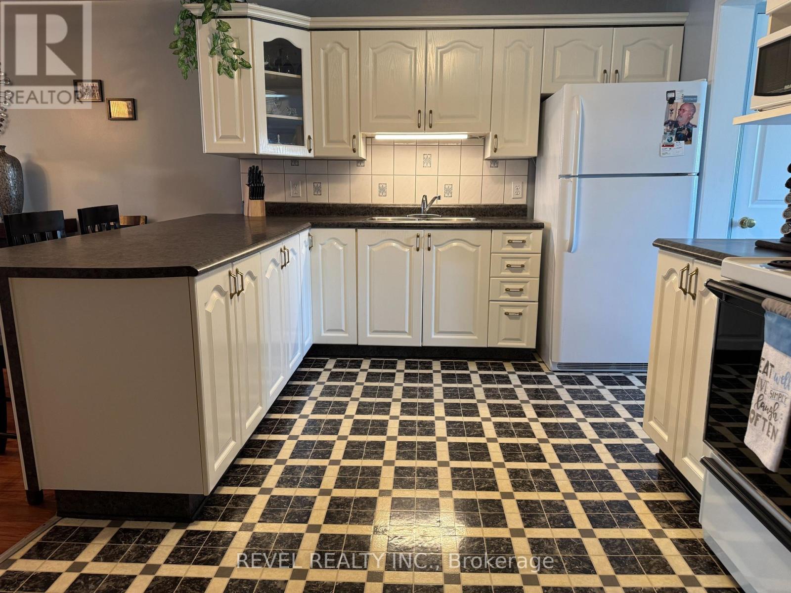 214 Birch Street S, Timmins (Ts - Se), ON - Indoor Photo Showing Kitchen
