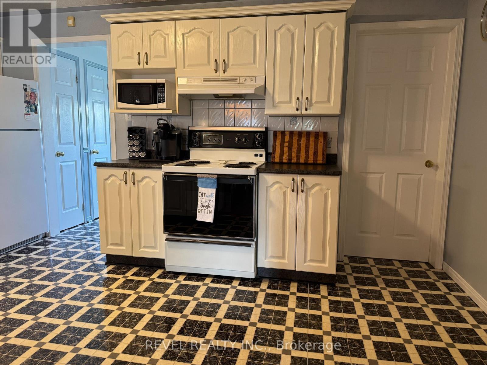 214 Birch Street S, Timmins (Ts - Se), ON - Indoor Photo Showing Kitchen
