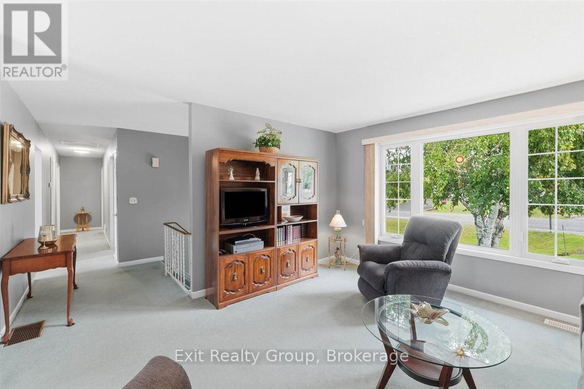 197 Chatterton Valley Crescent, Quinte West (Sidney Ward), ON - Indoor Photo Showing Living Room