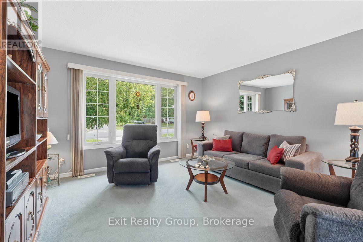 197 Chatterton Valley Crescent, Quinte West (Sidney Ward), ON - Indoor Photo Showing Living Room