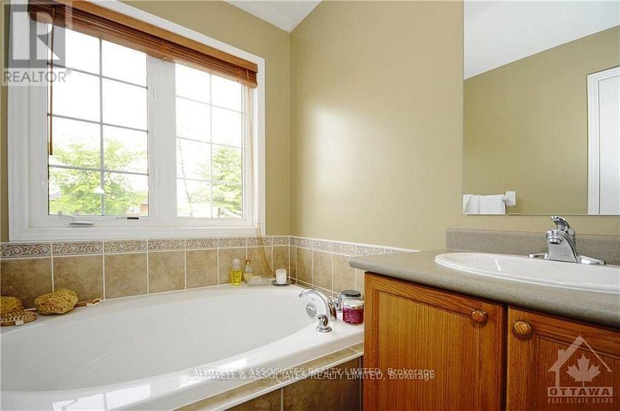 220 Freedom Private, Ottawa, ON - Indoor Photo Showing Bathroom