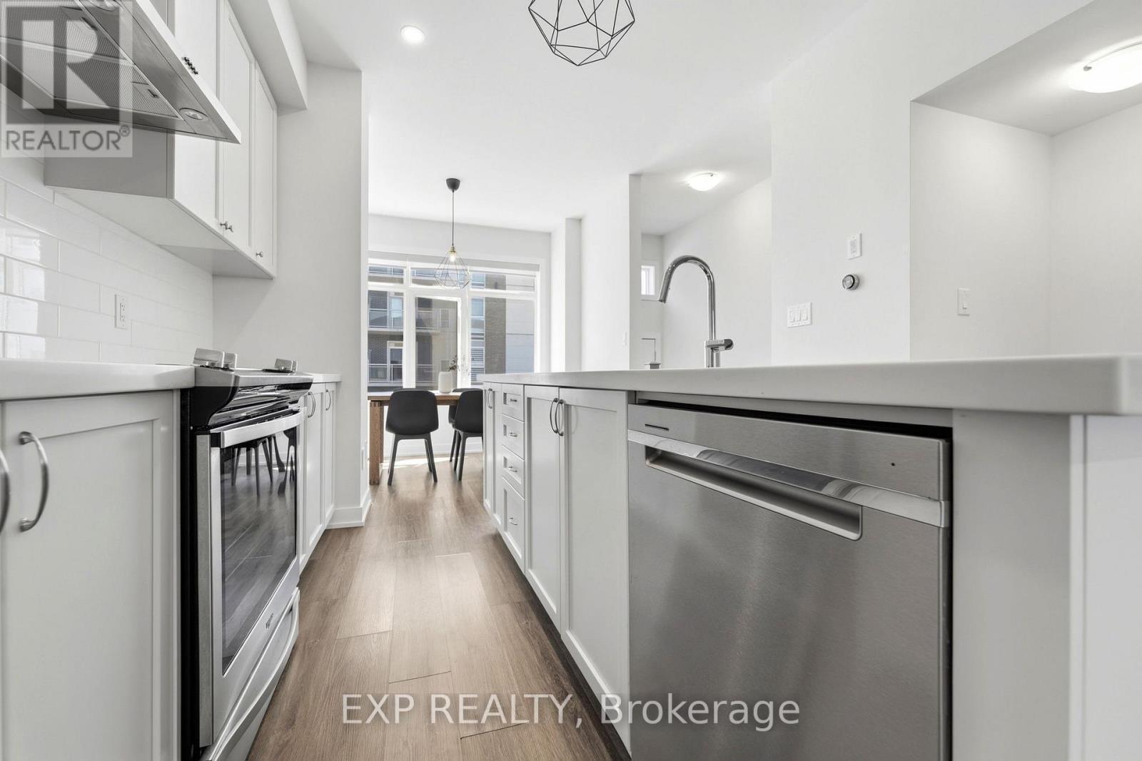 19 Markle Crescent, Hamilton (Ancaster), ON - Indoor Photo Showing Kitchen With Upgraded Kitchen