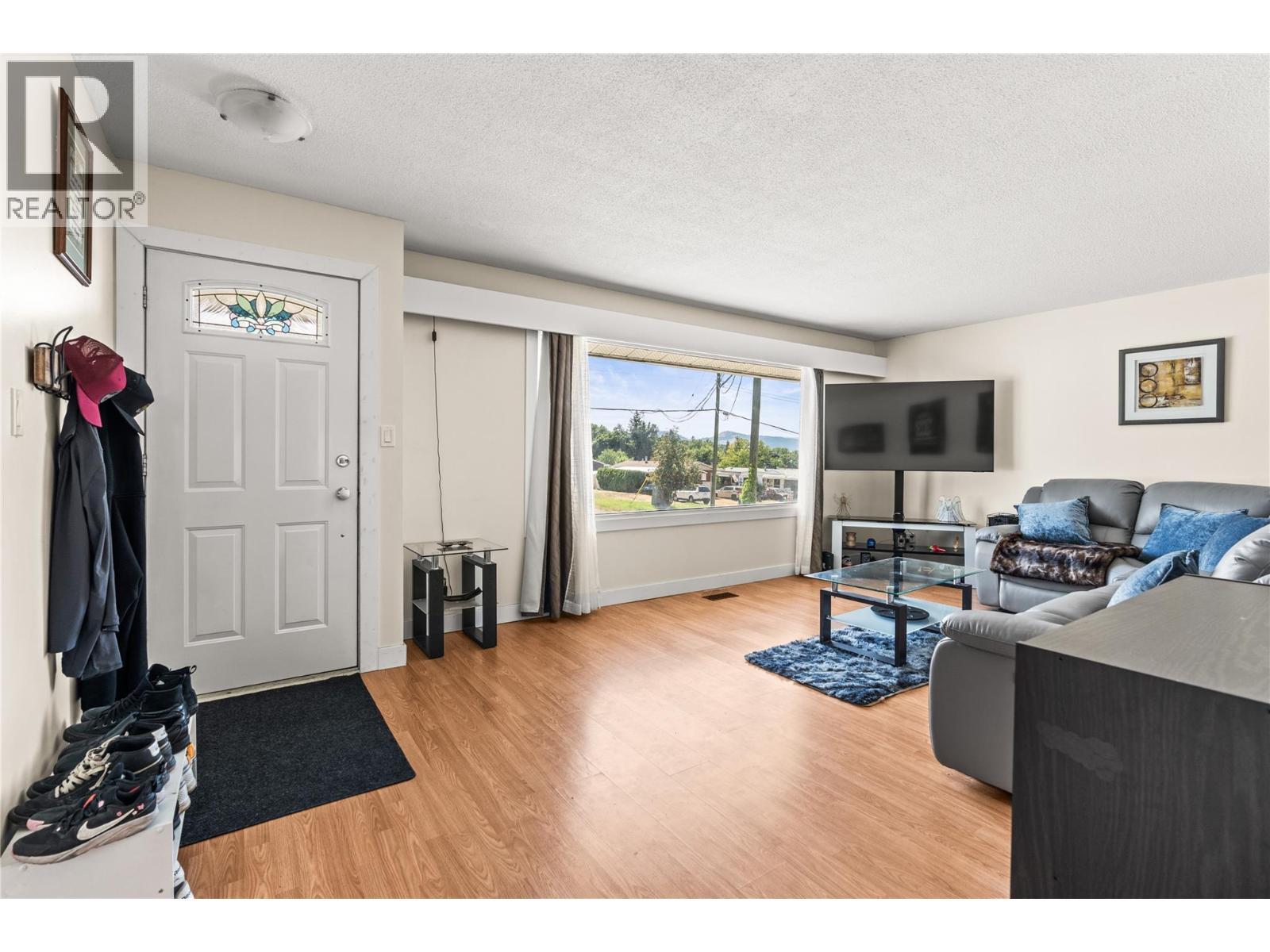 1603 43Rd Avenue, Vernon, BC - Indoor Photo Showing Living Room