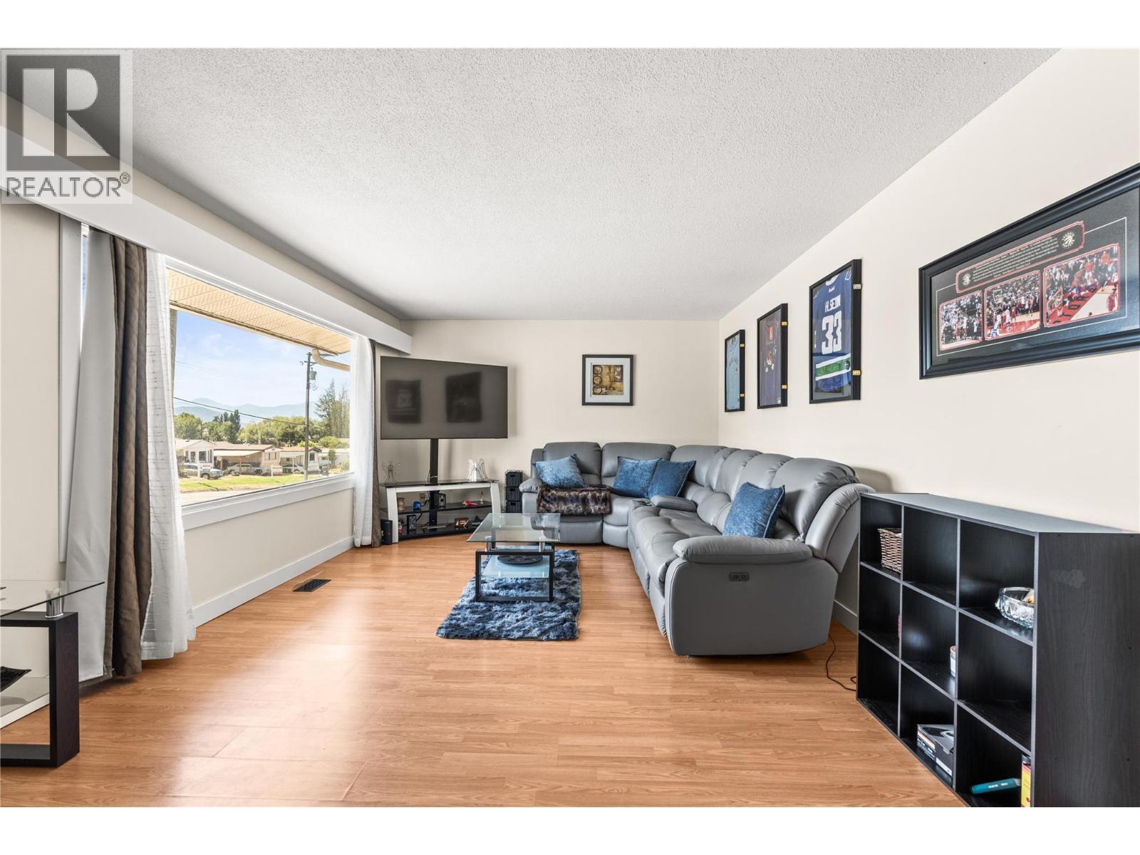 1603 43Rd Avenue, Vernon, BC - Indoor Photo Showing Living Room