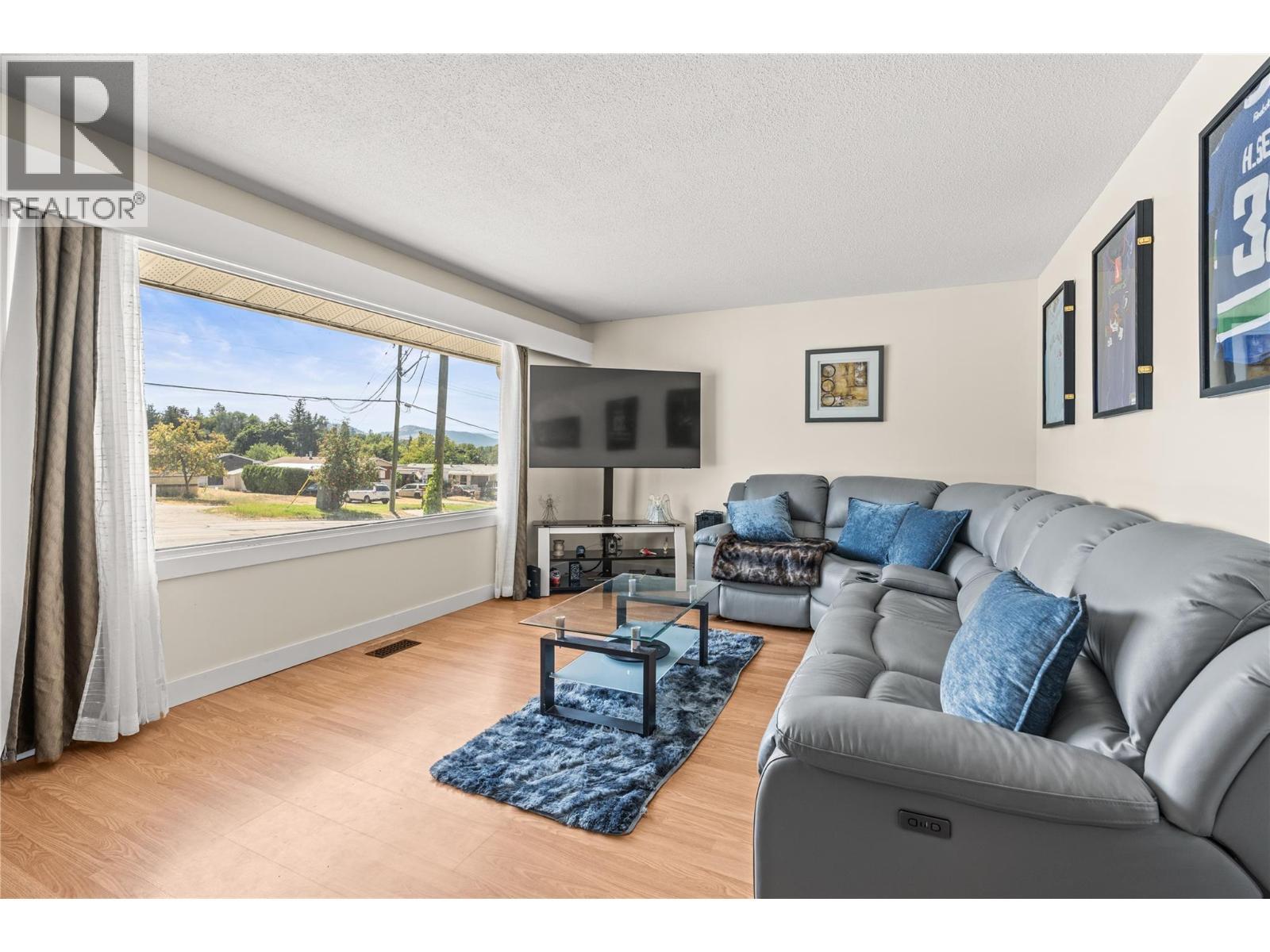 1603 43Rd Avenue, Vernon, BC - Indoor Photo Showing Living Room
