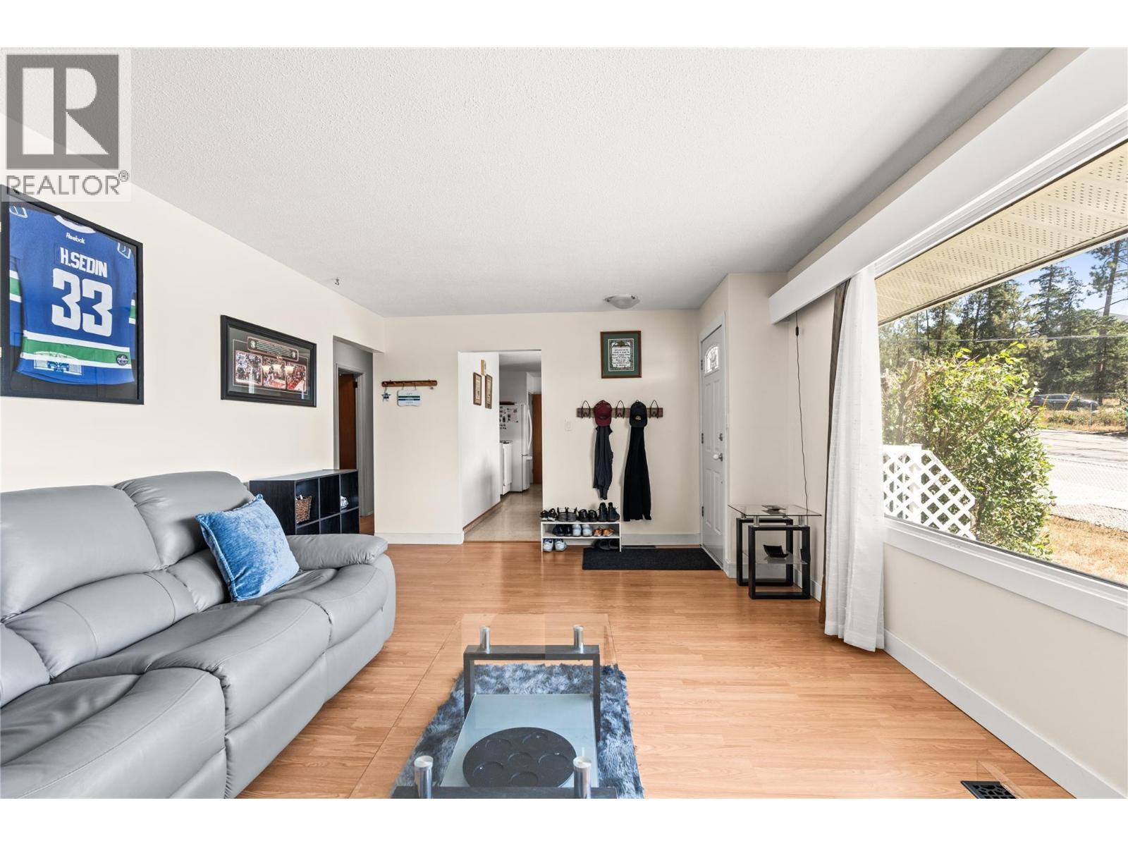 1603 43Rd Avenue, Vernon, BC - Indoor Photo Showing Living Room