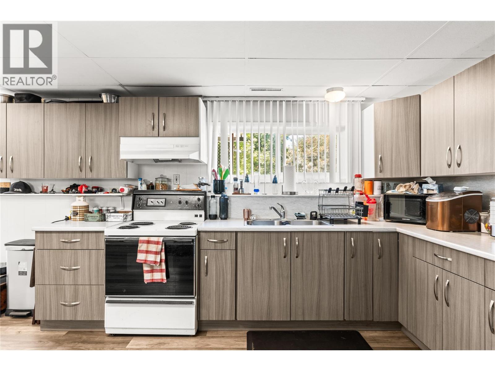 1603 43Rd Avenue, Vernon, BC - Indoor Photo Showing Kitchen With Double Sink