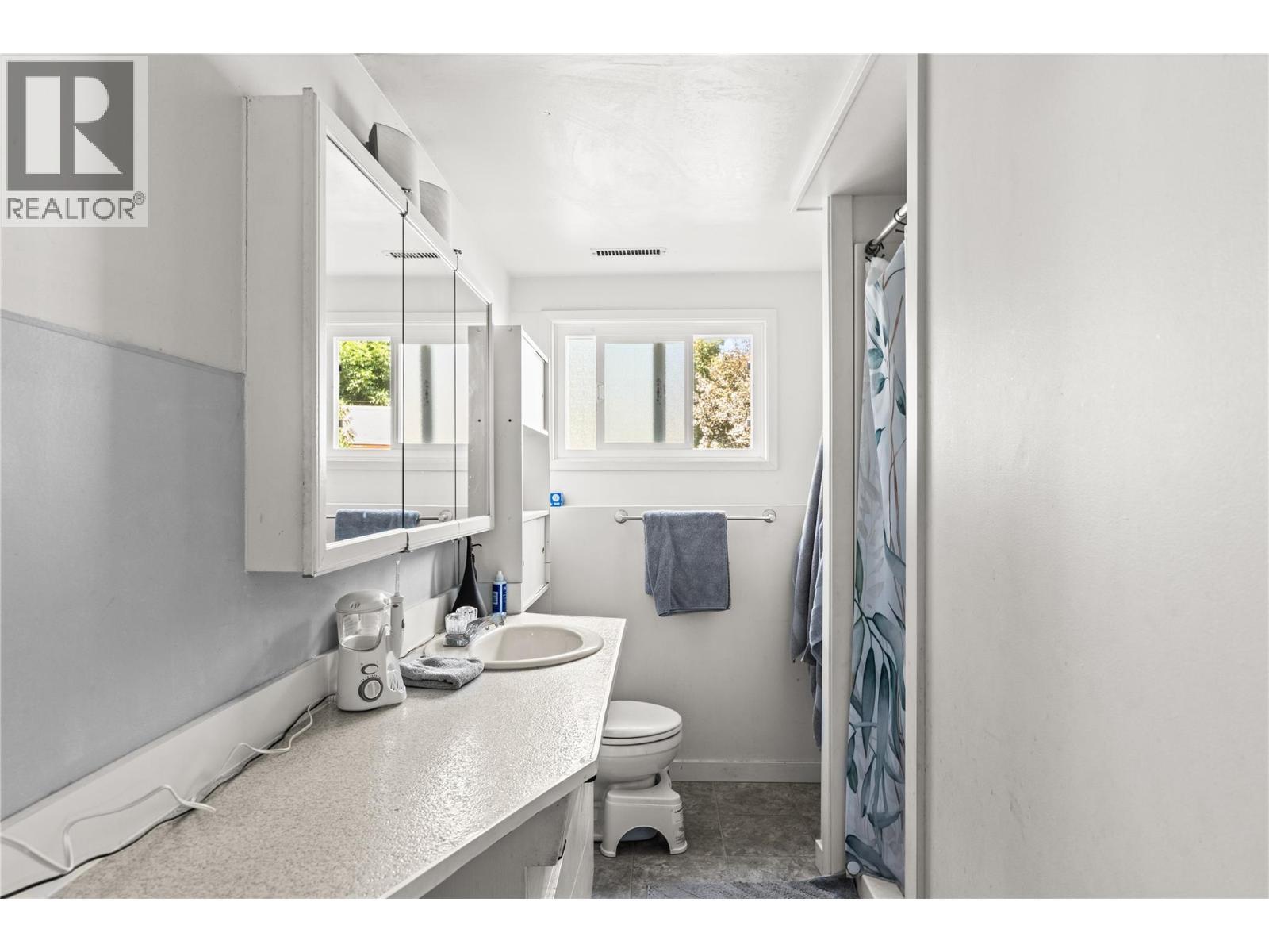 Suite Bathroom - 1603 43Rd Avenue, Vernon, BC - Indoor Photo Showing Bathroom