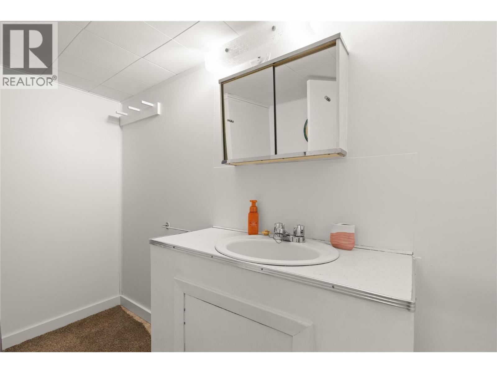 2004 29Th Crescent Crescent, Vernon, BC - Indoor Photo Showing Bathroom