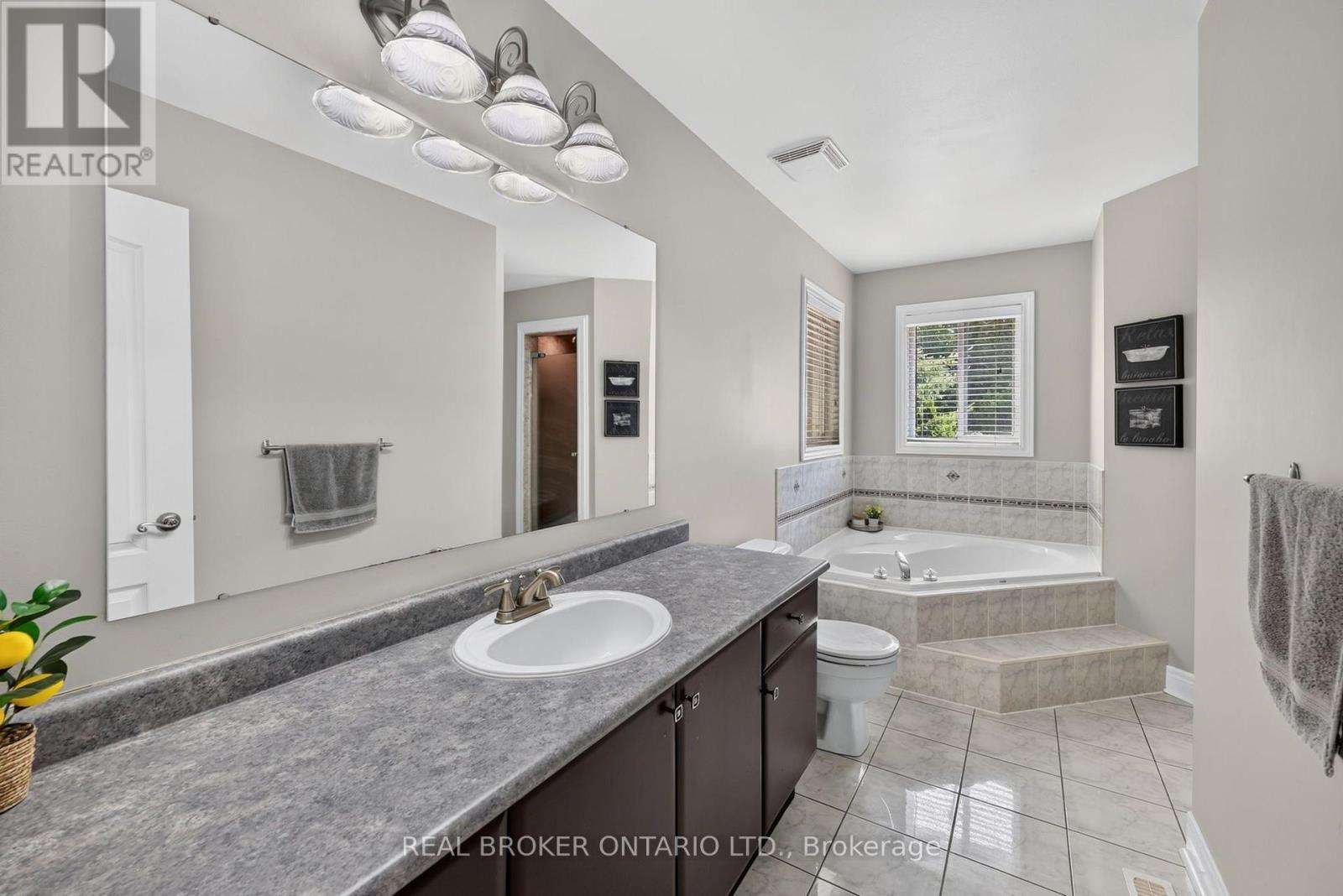35 Bloom Crescent, Barrie, ON - Indoor Photo Showing Bathroom