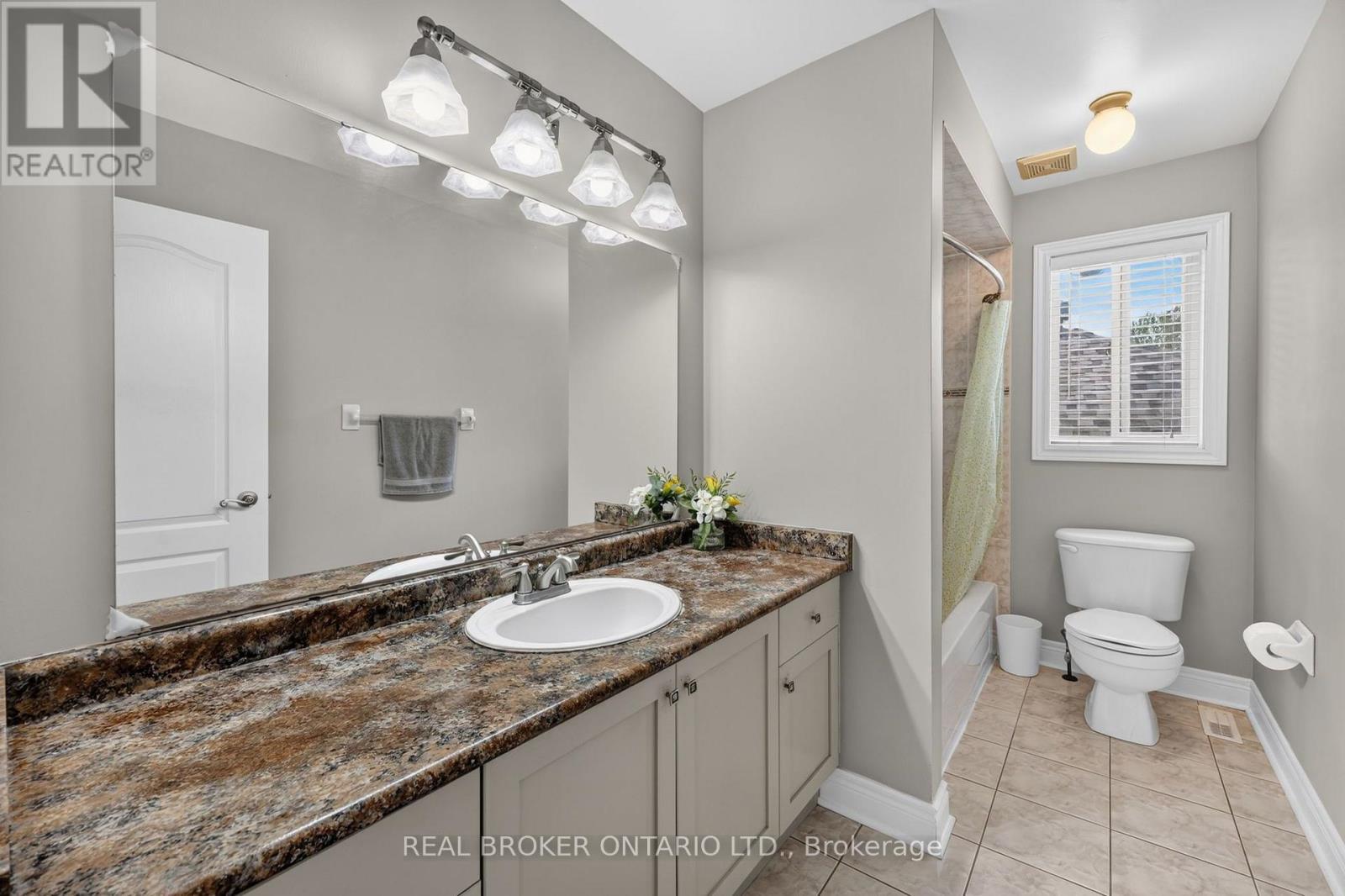 35 Bloom Crescent, Barrie, ON - Indoor Photo Showing Bathroom