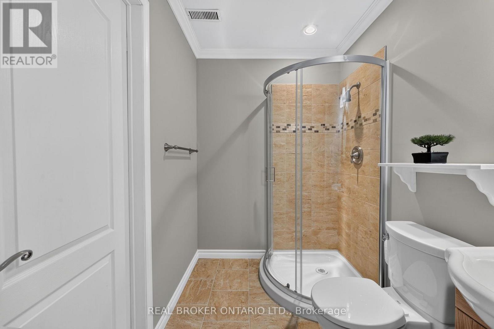 35 Bloom Crescent, Barrie, ON - Indoor Photo Showing Bathroom