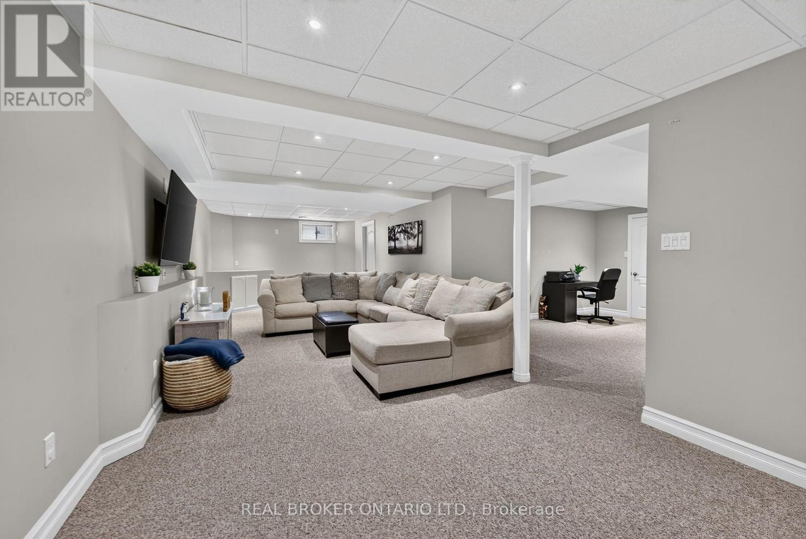 35 Bloom Crescent, Barrie, ON - Indoor