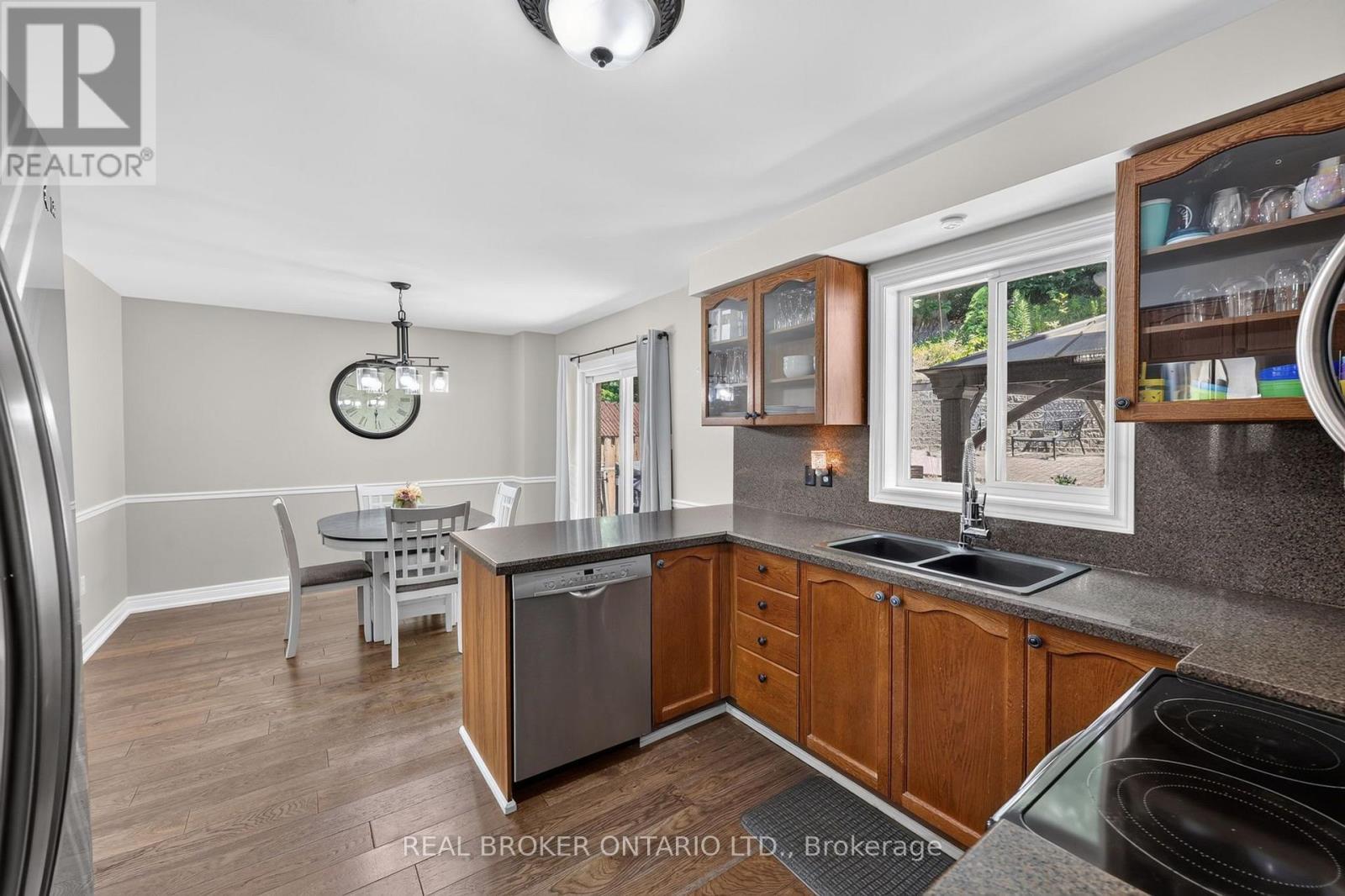35 Bloom Crescent, Barrie, ON - Indoor Photo Showing Kitchen With Double Sink