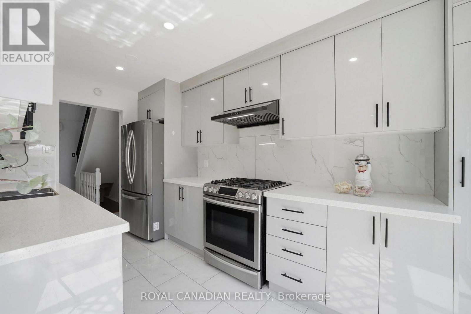 3 Gilmore Drive, Brampton, ON - Indoor Photo Showing Kitchen With Upgraded Kitchen
