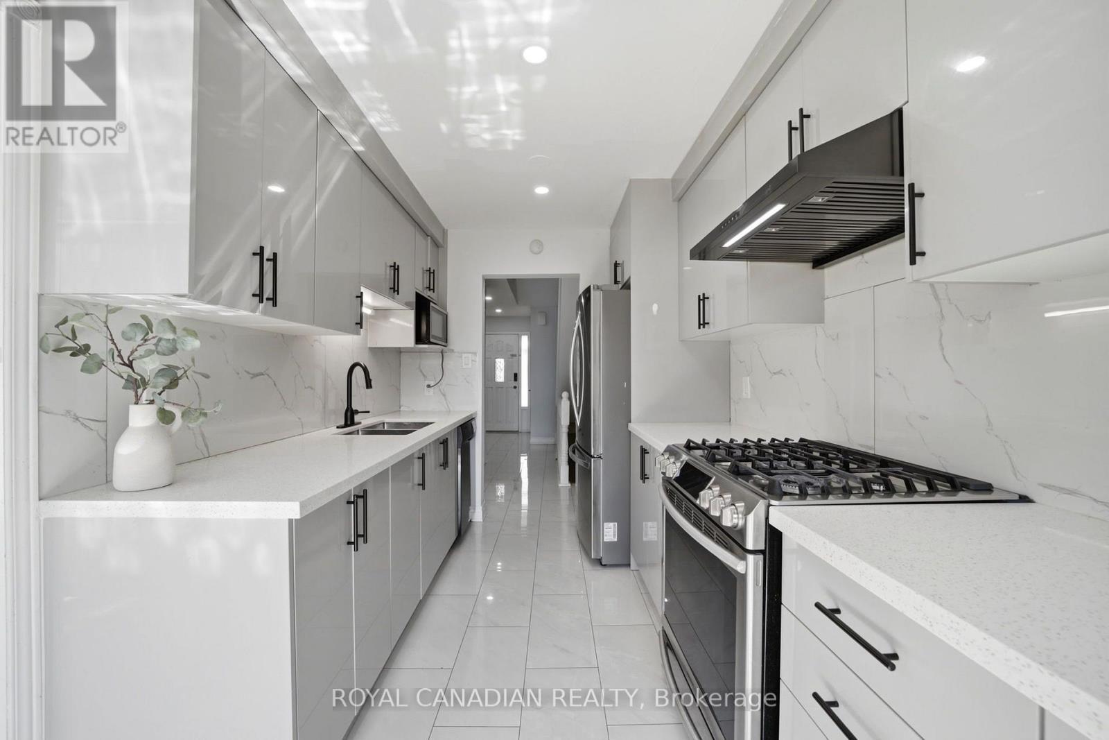 3 Gilmore Drive, Brampton, ON - Indoor Photo Showing Kitchen With Double Sink With Upgraded Kitchen