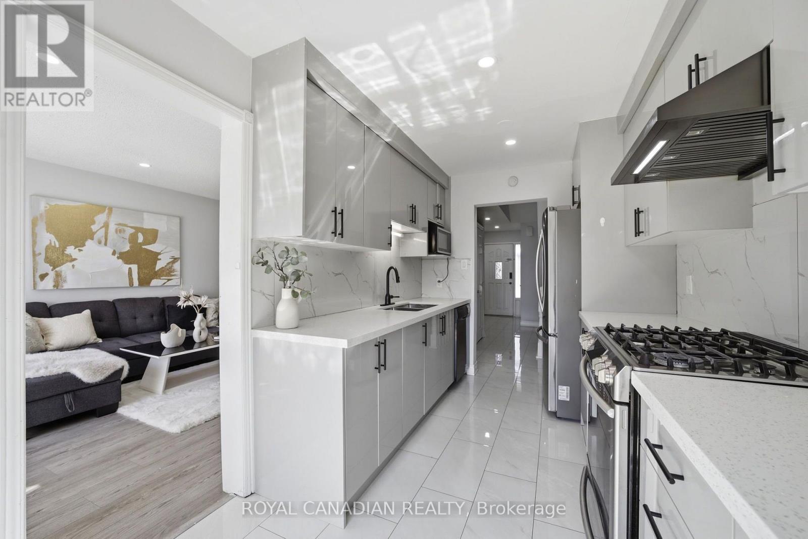 3 Gilmore Drive, Brampton, ON - Indoor Photo Showing Kitchen With Upgraded Kitchen