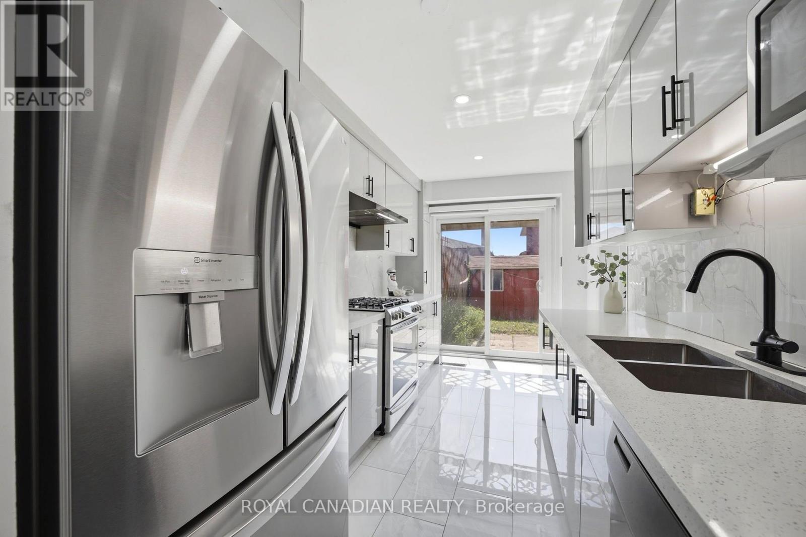 3 Gilmore Drive, Brampton, ON - Indoor Photo Showing Kitchen With Double Sink With Upgraded Kitchen