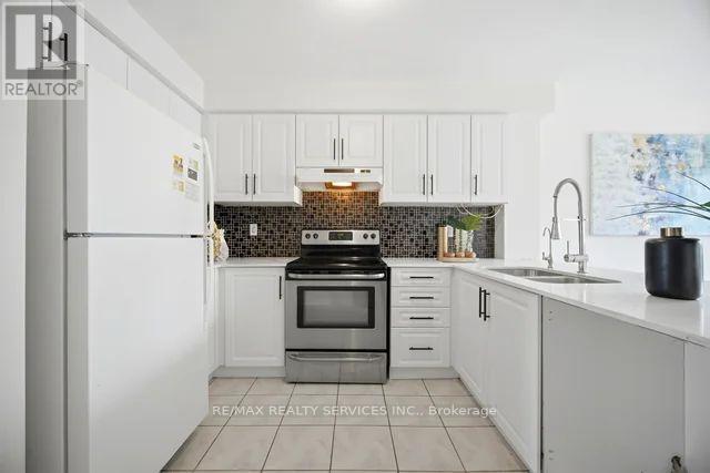 75 Wilmont Court, Brampton, ON - Indoor Photo Showing Kitchen With Double Sink