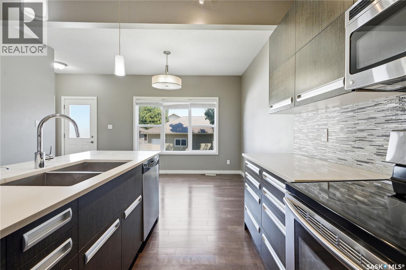 924 Stonebridge Common, Saskatoon, SK - Indoor Photo Showing Kitchen With Double Sink With Upgraded Kitchen