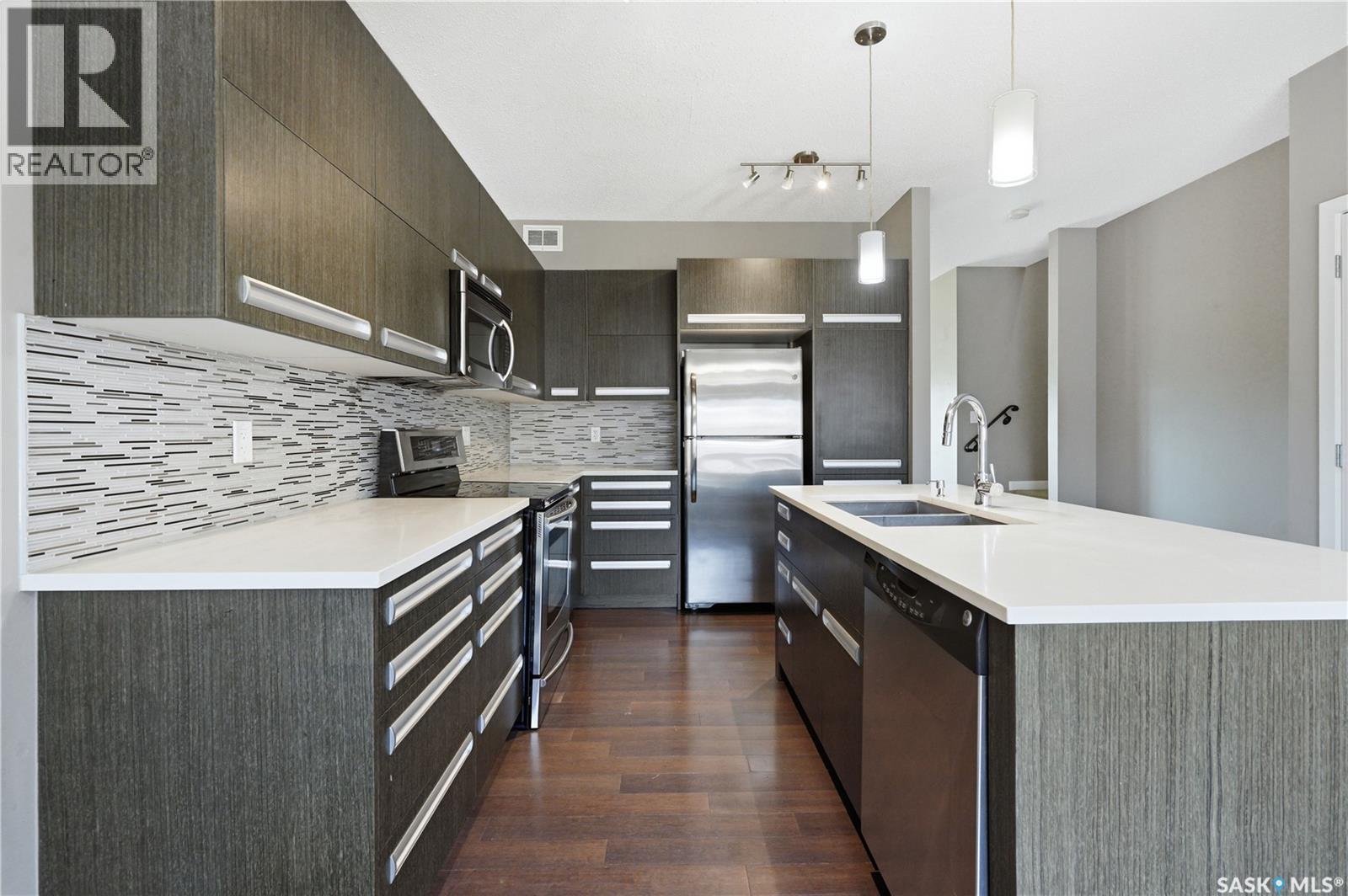 924 Stonebridge Common, Saskatoon, SK - Indoor Photo Showing Kitchen With Stainless Steel Kitchen With Double Sink With Upgraded Kitchen