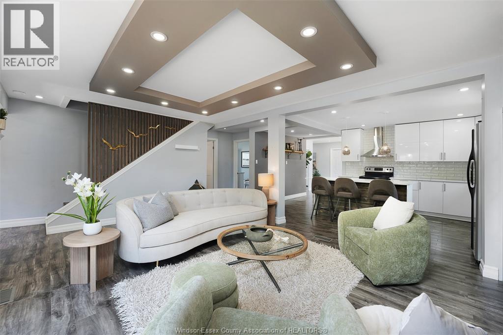 430 Broadway Street, Belle River, ON - Indoor Photo Showing Living Room