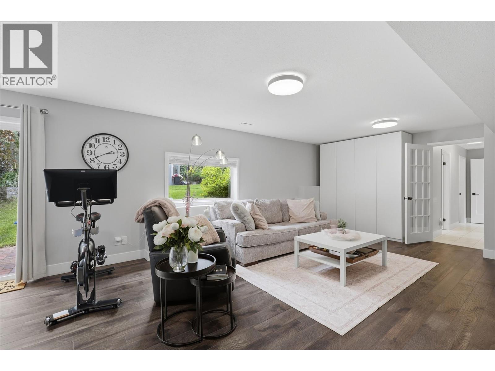 1648 Skeena Place, Kamloops, BC - Indoor Photo Showing Living Room