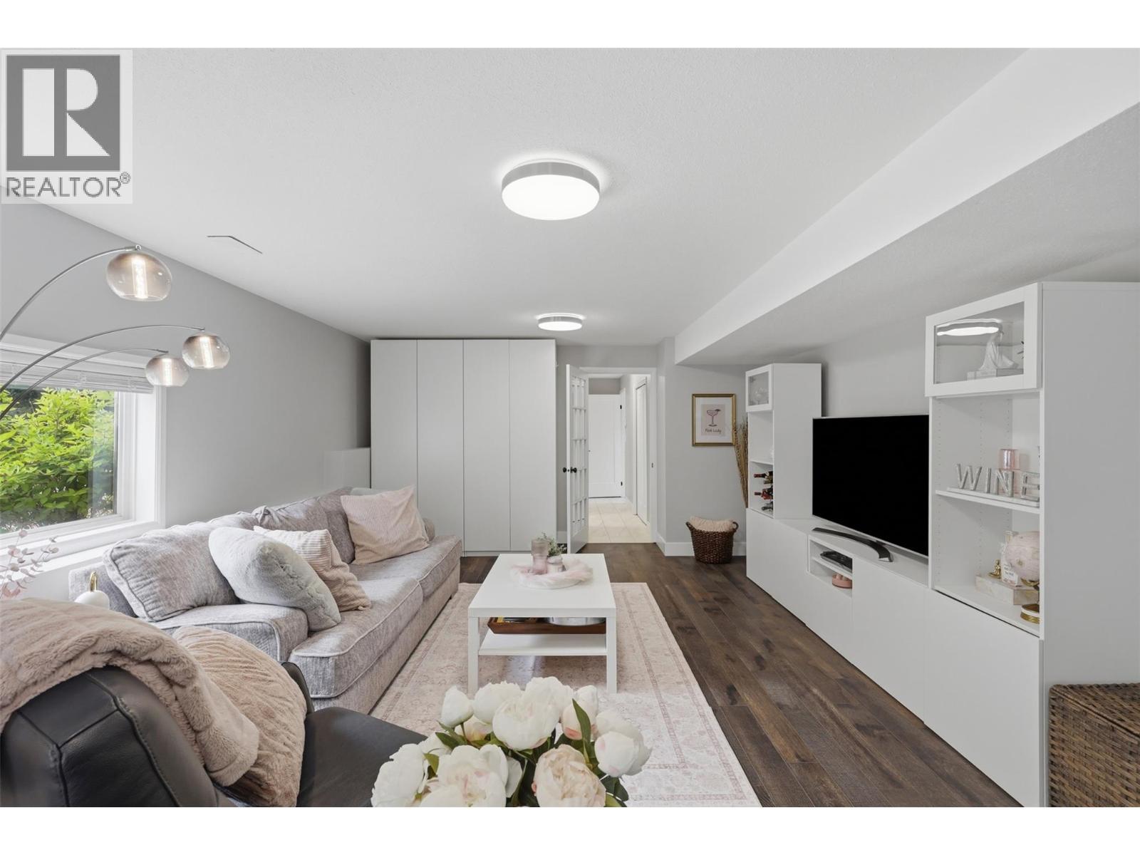 1648 Skeena Place, Kamloops, BC - Indoor Photo Showing Living Room