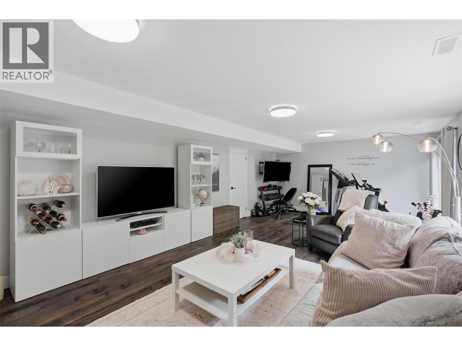 1648 Skeena Place, Kamloops, BC - Indoor Photo Showing Living Room