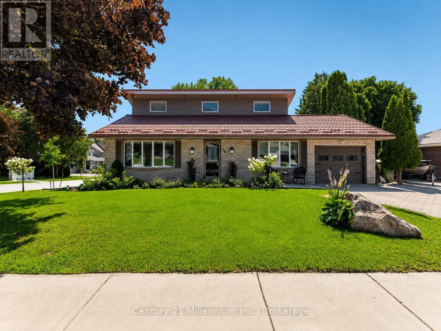 38 Grayview Drive, Grey Highlands, ON - Outdoor With Facade