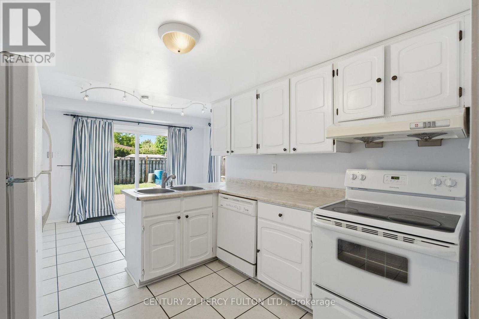 208 Conley Street, Vaughan, ON - Indoor Photo Showing Kitchen With Double Sink