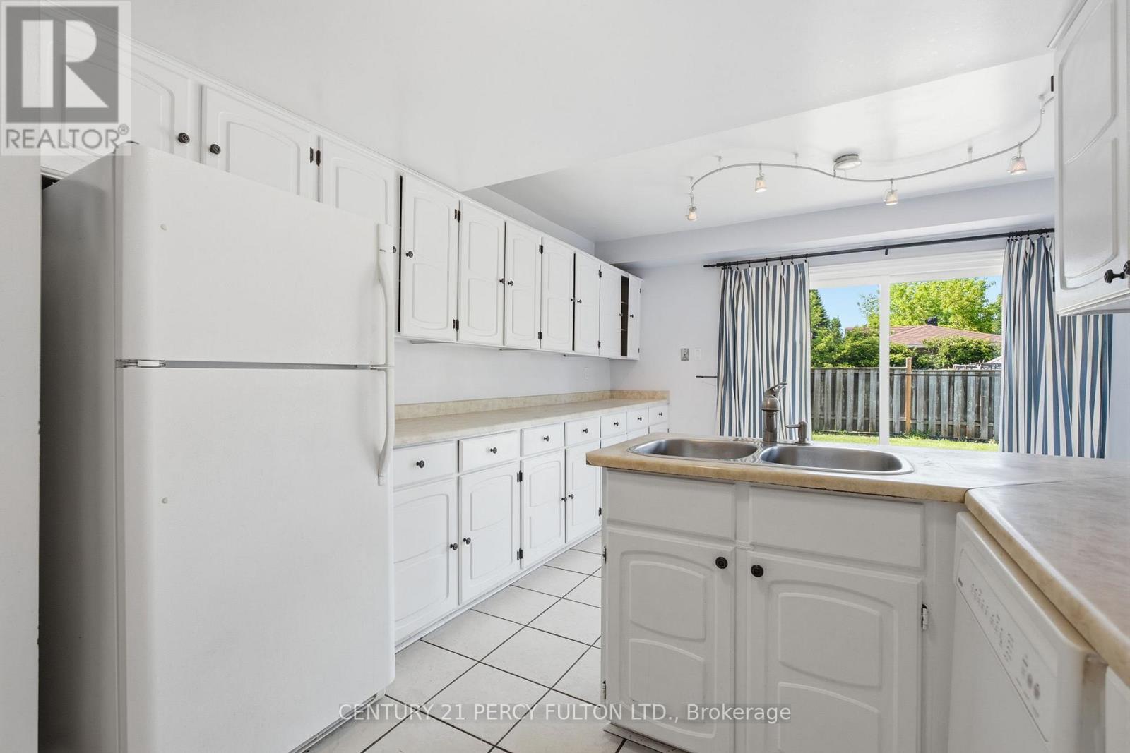 208 Conley Street, Vaughan, ON - Indoor Photo Showing Kitchen With Double Sink