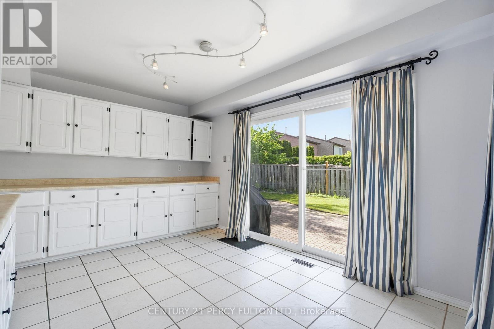 208 Conley Street, Vaughan, ON - Indoor Photo Showing Kitchen