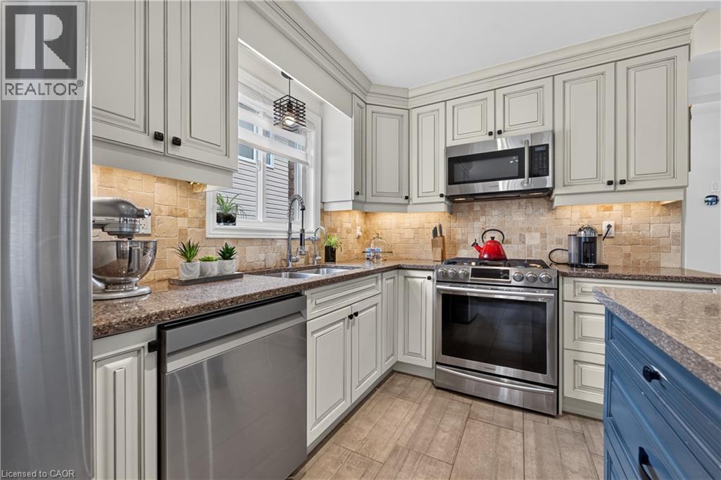 104 Udell Way, Grimsby, ON - Indoor Photo Showing Kitchen With Double Sink With Upgraded Kitchen
