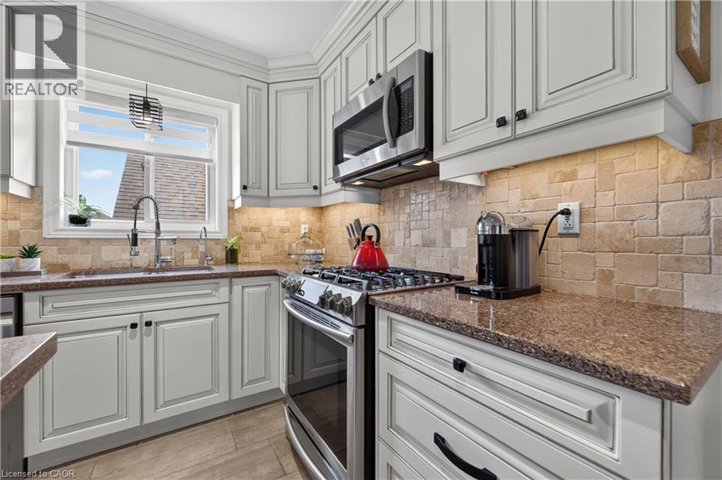 104 Udell Way, Grimsby, ON - Indoor Photo Showing Kitchen With Upgraded Kitchen