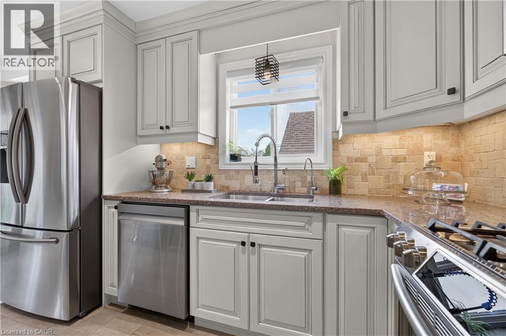 104 Udell Way, Grimsby, ON - Indoor Photo Showing Kitchen With Double Sink With Upgraded Kitchen