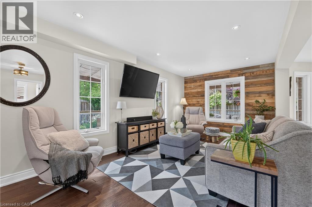 104 Udell Way, Grimsby, ON - Indoor Photo Showing Living Room