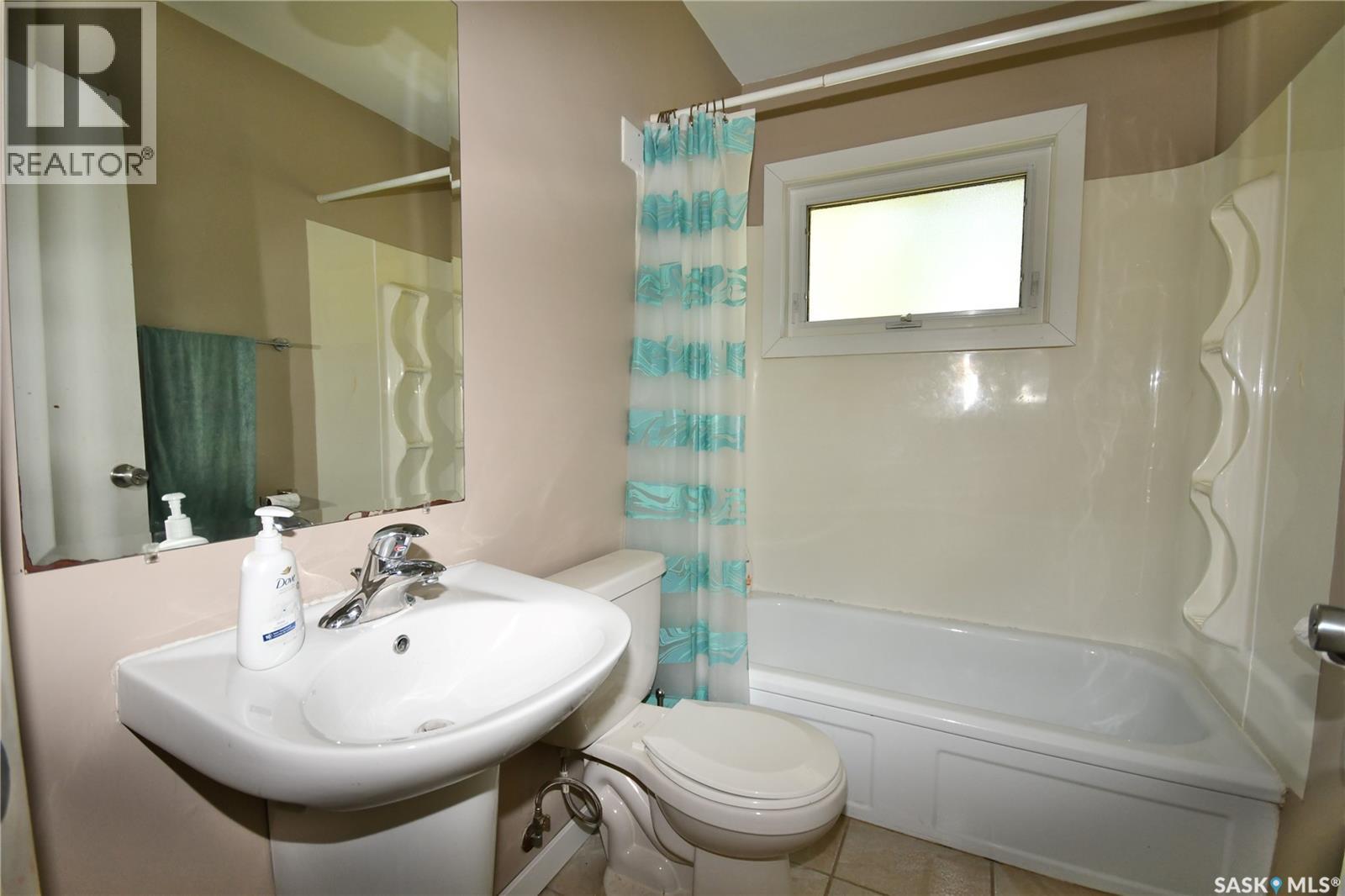 16 29Th Street E, Prince Albert, SK - Indoor Photo Showing Bathroom