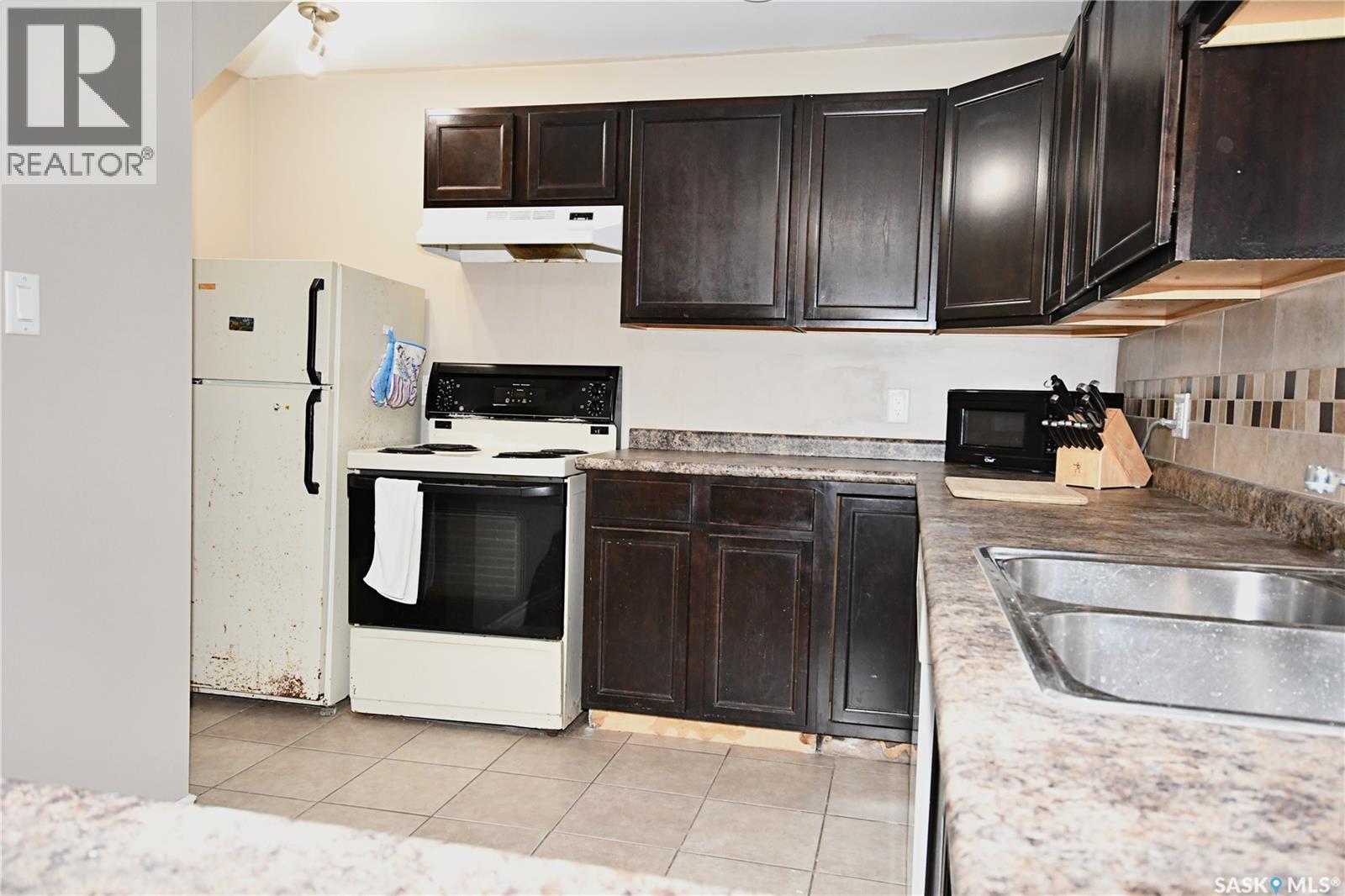 16 29Th Street E, Prince Albert, SK - Indoor Photo Showing Kitchen With Double Sink