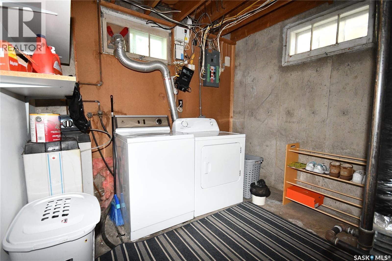 16 29Th Street E, Prince Albert, SK - Indoor Photo Showing Laundry Room
