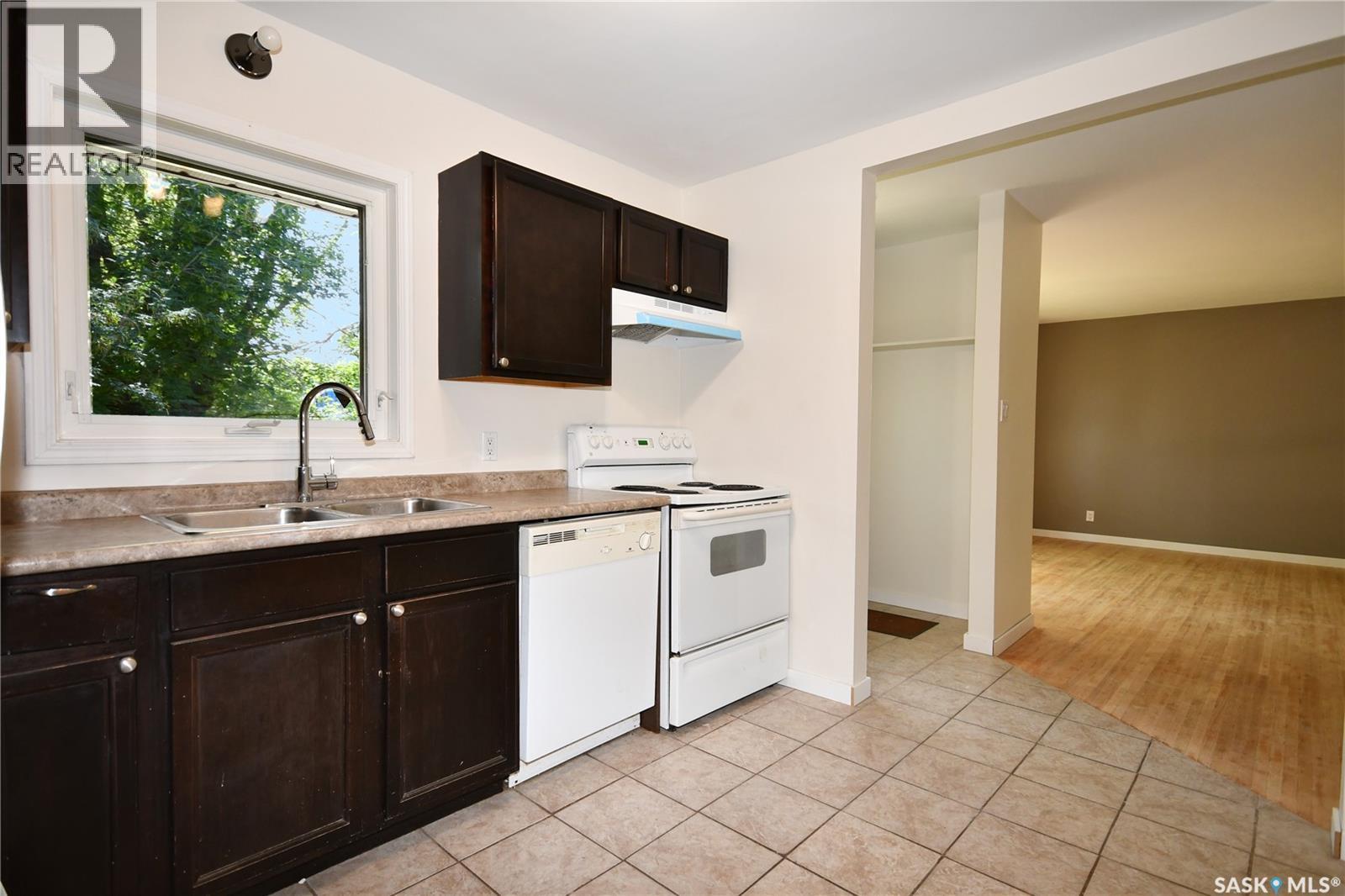 16 29Th Street E, Prince Albert, SK - Indoor Photo Showing Kitchen With Double Sink