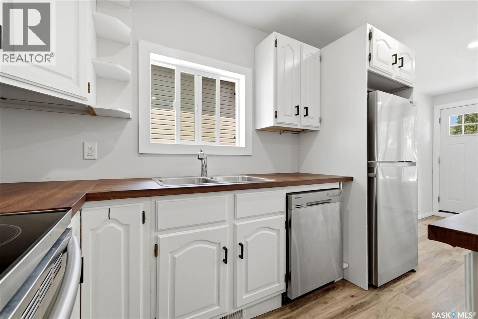 160 Osler Street, Regina, SK - Indoor Photo Showing Kitchen With Double Sink